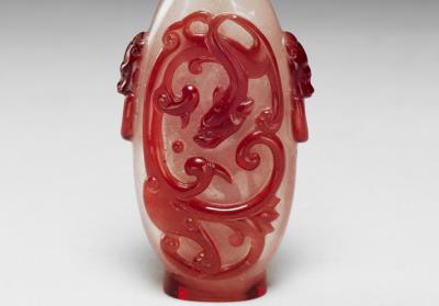 图片[2]-Red overlay snowflake glass snuff bottle with dragon and phoenix design.-China Archive